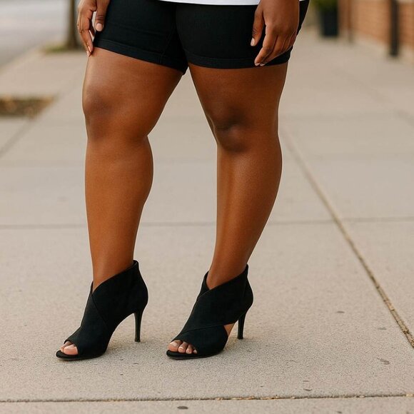 Women's Unbranded Black High Heels, Size 9.5 -- ITEM #3312 - Picture 1 of 7